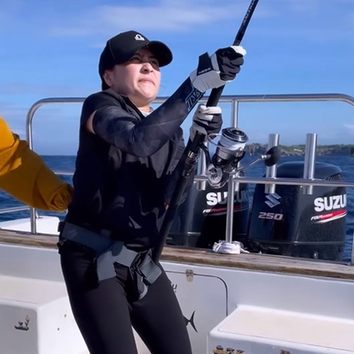 <p>Selain menjadi pencapaian baru, kegiatan ini juga sukses membuat perempuan 27 tahun ini merasa senang. "<em>Achievement unlocked</em>! Hari ini mancing dengan metode popping! gak berhenti lempar dan mainin umpannya sampai dimakan sama ikan. Bener-bener gak berhenti gerak dari pagi sampai sore di bawah terik matahari. Rasa capek di gym gak ada apa-apanya sama rasa capek ini. Tapi <em>happy</em> sekali hari ini. (Foto: Instagram @prillylatuconsina96)<br /><br /><br /></p>