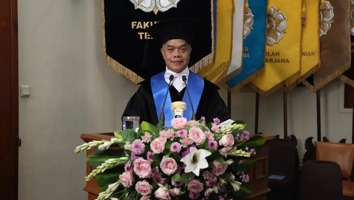 Pidato Guru Besar UGM Minta Maaf ke Adik yang Rela Putus Sekolah Demi Dirinya, Tuai Komentar Pro Kontra Netizen