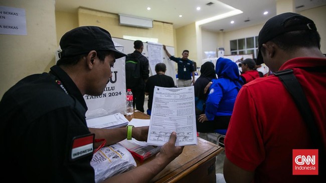 Komisi Pemilihan Umum (KPU) membantah telah menginstruksikan penghentian sementara proses rekapitulasi suara di tingkat kecamatan.