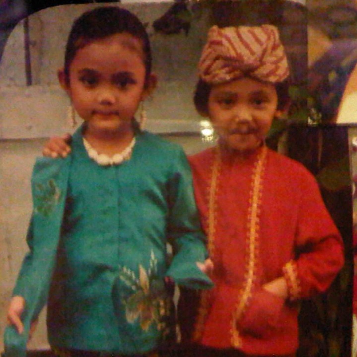 <p>Presenter kondang Rina Nose juga terlahir kembar bersama saudara laki-lakinya, lho. Ia dan Abi Krisna lahir pada 16 Januari 1984 dan telah berusia 40 tahun. Meski begitu, saudara kembar Rina jarang tersorot publik, Bunda. (Foto: Instagram @rinanose16)</p>