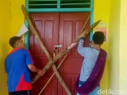 Guru SD Dilempar Kepsek Pakai Kursi-Piring, Anak Segel Sekolah