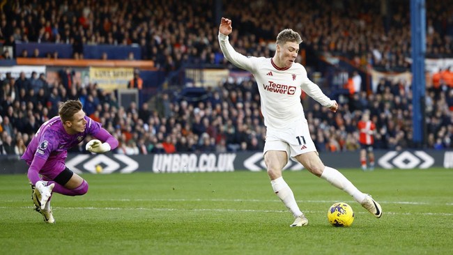 Rasmus Hojlund mencetak rekor sebagai pemain termuda yang mampu mencetak gol dalam enam laga beruntun di Liga Inggris. Di awal musim, ia sempat tumpul.