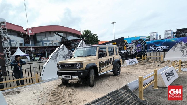 Suzuki menyediakan lintasan miniatur off road di area outdoor IIMS 2024 buat digunakan pengunjung menjajal langsung kemampuan Jimny 5 pintu.
