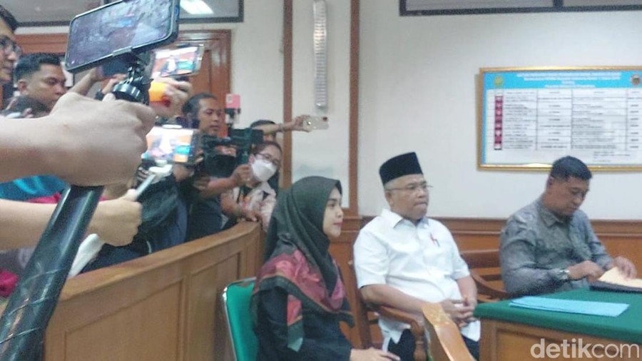 Teuku Ryan dan Ria Ricis di sidang cerai perdana.