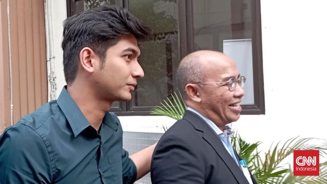 Teuku Ryan disebut meminta hak asuh anak terhadap Ria Ricis di tengah keduanya masih menjalani proses sidang perceraian.