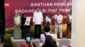 VIDEO: Jokowi Bagi Beras di Tangsel: Kita Bantu Meringankan Ibu Bapak