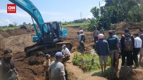 VIDEO: 50 Makam Dipindah Akibat Proyek Tol Probowangi, 4 Jasad Utuh