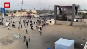 VIDEO: Israel Tembaki Warga Antre Bantuan di Rafah, Satu Tewas