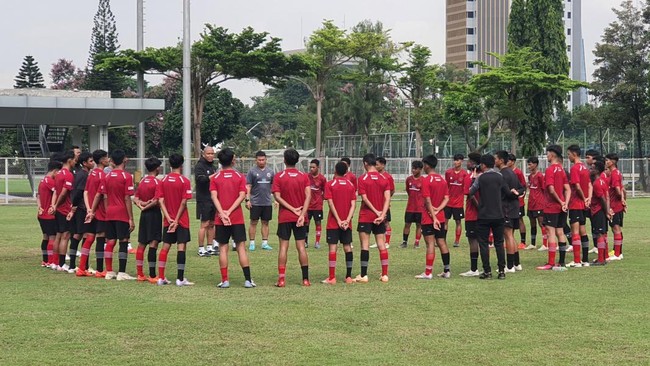 Pelatih Timnas Indonesia U-16 Nova Arianto mengaku tiru gaya kepelatihan Shin Tae Yong (STY) saat memimpin pemusatan latihan, Senin (19/2).