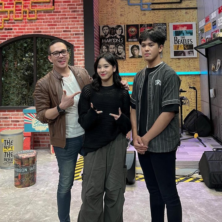 <p>Gen kembar menurun ke anak Akhmad Fadli, nih. Selain memiliki saudara kembar, ia juga dikaruniai anak kembar. Mereka adalah Zee JKT48 dan Akhmad Athir yang saat ini baru berusia 19 tahun. (Foto: Instagram @superfadli)</p>