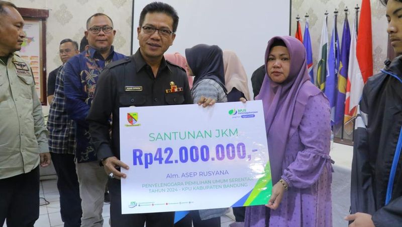Bupati Bandung Dadang Supriatna secara simbolis menyerahkan santunan BPJS Ketenagakerjaan kepada ahli waris dari 19 petugas penyelenggara Pemilu yang meninggal