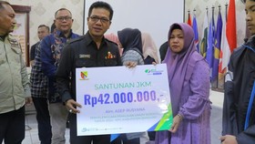 Bupati Bandung Serahkan Santunan Petugas Pemilu yang Meninggal Dunia