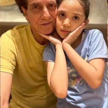 Terpaut 70 Tahun, 7 Potret Kebersamaan Ahmad Albar & Sang Putri dengan Istri Muda