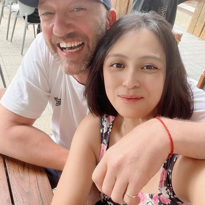 <p>Lama tak muncul di layar kaca, kini Carissa menjalani hidup bersama keluarganya di Australia. Ia menikah dengan seorang bule asal negara tersebut dan dikaruniai seorang anak perempuan. (Foto: Instagram @carissajill)<br /><br /><br /></p>