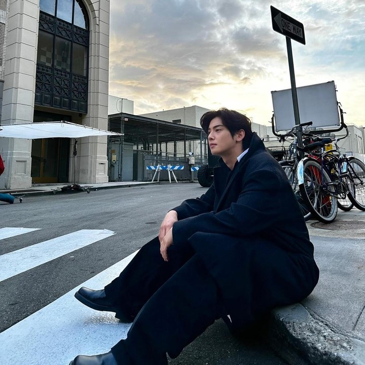<p>Cha Eun Woo baru saja debut solo dengan merilis single bertajuk <em>STAY,</em> Bunda. Tak sampai di sana, lagu tersebut juga dilengkapi video klip yang bisa ditonton di kanal <em>YouTube fantagio.</em> (Foto: Instagram @eunwo.o_c)<br /><br /><br /></p>