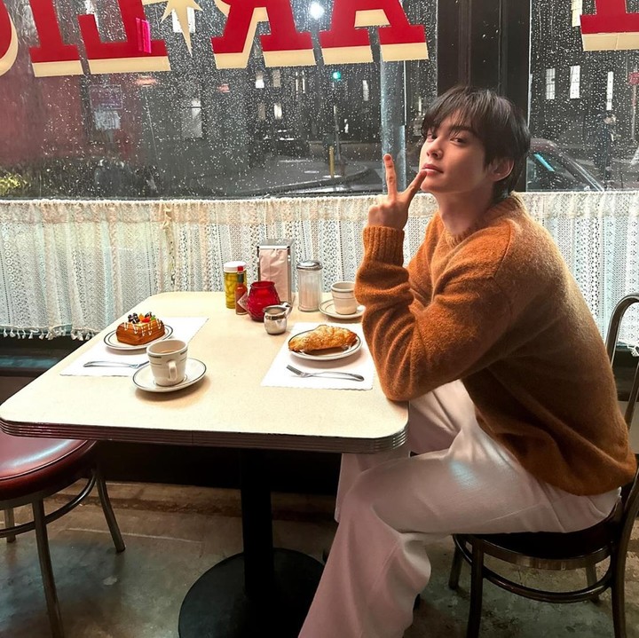 <p>Dalam video berdurasi 4 menit tersebut, member <em>boy grou</em>p ASTRO tersebut tampil menawan. Berikut beberapa potret BTS atau di balik layar syuting video klipnya.(Foto: Instagram @eunwo.o_c)<br /><br /><br /></p>