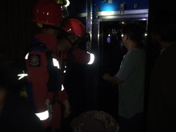 Momen Damkar Evakuasi 6 Orang Terjebak di Lift Hotel Jaksel