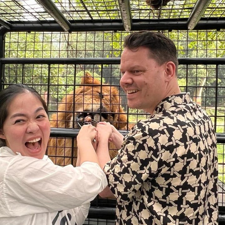 <p>Dalam momen tersebut, mereka terlihat <em>happy</em> menghabiskan waktu bersama. Di momen ini pula, Indri dan sang suami tampak mencoba untuk memberi makan satwa yang ada. (Foto: Instagram @graciaz14)<br /><br /><br /></p>