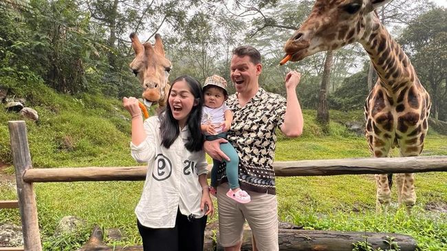 Gracia Indri Pamer Kemesraan Bersama Suami Belanda dan Anak di Taman Safari