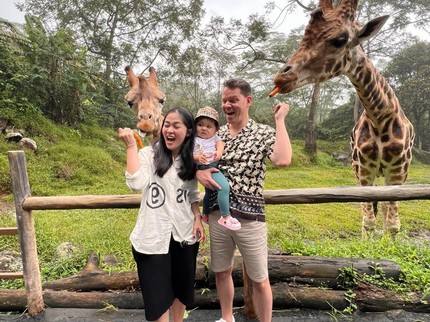 Pulang Kampung, Intip 7 Potret Gracia Indri Ajak Suami Belanda dan Anak ke Taman Safari