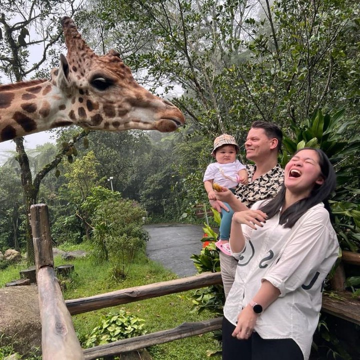 <p>Gracia Indri kembali dari Belanda dengan mengunjungi sang Bunda di Jakarta. Gracia mengajak suami bule dan putri semata wayangnya pulang kampung untuk bertemu dengan keluarga besar, Bunda. (Foto: Instagram @graciaz14)<br /><br /><br /></p>