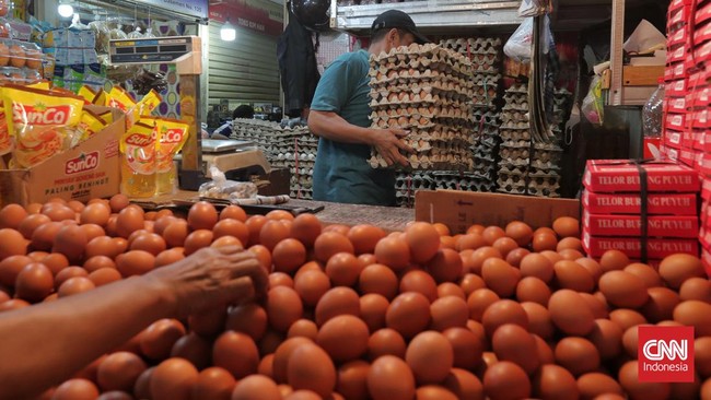 Chef Arnold menuliskan dalam unggahan akun X harga telur ayam Rp17 ribu dan daging ayam Rp20 ribu per kilogram.