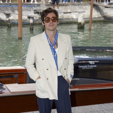 Harry Styles dan Zoe Kravitz Kepergok Ciuman di Restoran