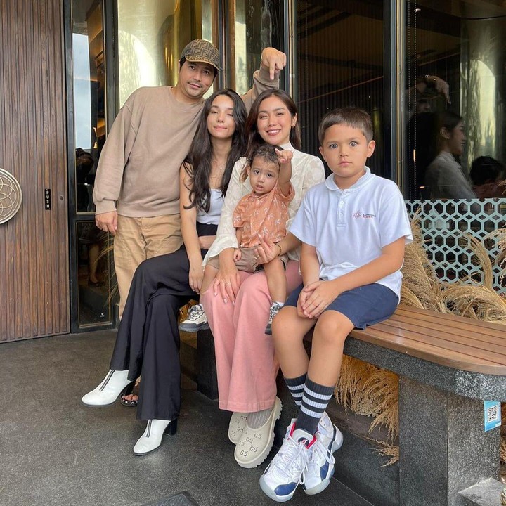 <p>Vanessa dan Erick juga sering berkumpul dengan sang adik Jessica Iskandar bersama anak-anak mereka. Jessica pun turut bahagia dengan kehamilan sang kakak ipar. Beberapa waktu lalu, Jedar bahkan memberikan kejitan ulang tahun untuk Vanessa. "Surprise birthday dinner untuk kakak ipar aku, si cantik brazil Vanessa! Gila nih bumil tambah cantik terus, body gitar spanyol semok hot banged, pinter ngurus anak dan suami. Perhatian dan lembut," puji Bunda El Barack ini. Foto: Instagram @inijedar</p>