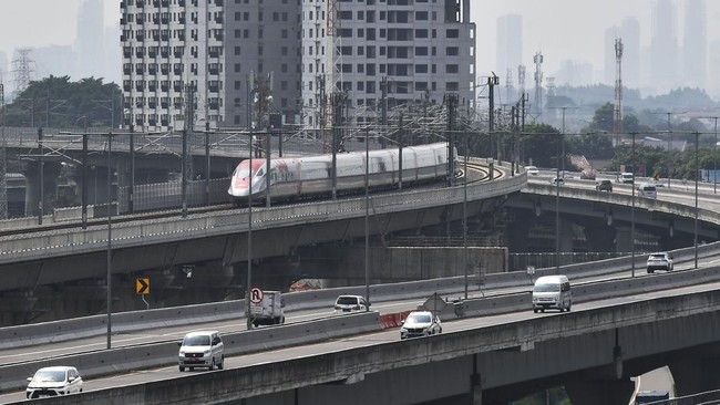 Apakah Pembanguanan Kereta Cepat ke Surabaya Menguntungkan dan Penting untuk Dilanjutkan?