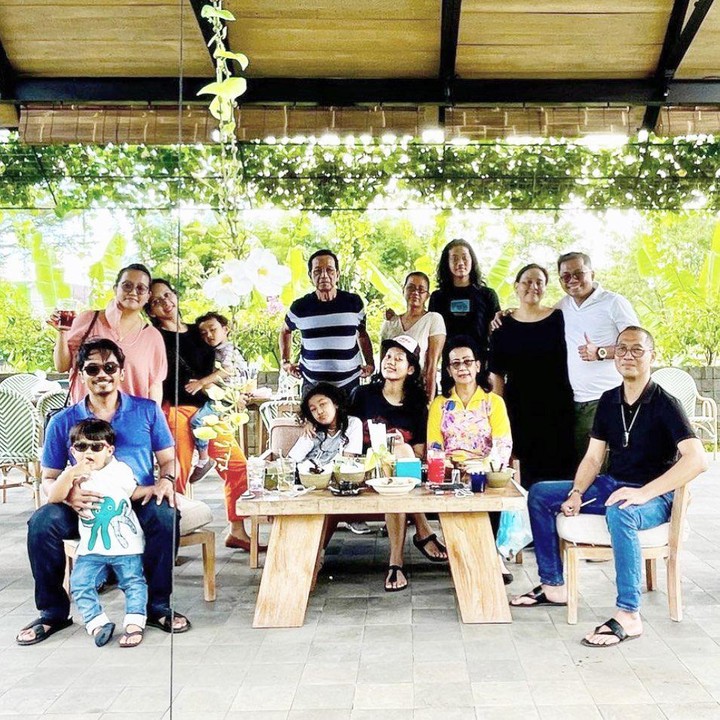 <p>Tak hanya di acara formal, keluarga Sri Sultan Hamengku Buwono (HB) X juga kerap melakukan perkumpulan keluarga dengan gaya yang lebih santai. Kelima putri sultan tak luput menghadiri acara tersebut. (Foto: Instagram @gkrbendara)</p>