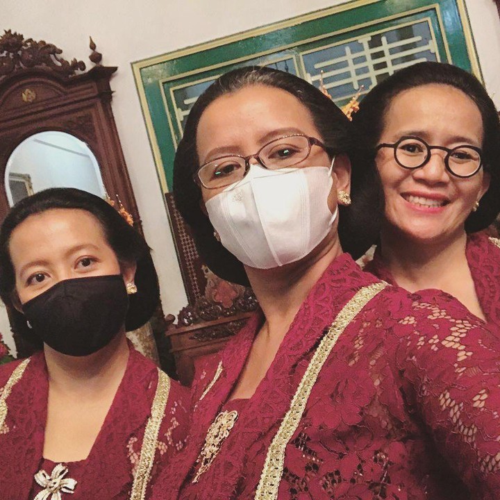 <p>Kelima putri keraton sangat akrab dengan satu sama lain. Mereka kerap hadir bersamaan di berbagai acara formal yang dihadiri oleh para anggota keluarga lainnya. (Foto: Instagram @gkrhayu)</p>