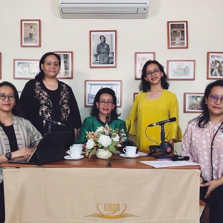 <p>Sri Sultan Hamengku Buwono (HB) X dan Gusti Kanjeng Ratu (GKR) Hemas dikaruniai lima orang putri cantik. Mereka adalah GKR Mangkubumi, GKR Bendara, GKR Hayu, GKR Maduretno, dan GKR Condrokirono. (Foto: Instagram @gkrhayu)</p>