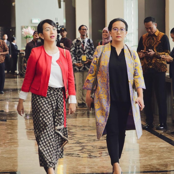 <p>GKR Hayu juga sangat akrab dengan adiknya, GKR Bendara, yang merupakan putri bungsu di keluarga Sri Sultan Hamengku Buwono (HB) X. Keduanya terlihat kompak dan berwibawa ya? (Foto: Instagram @gkrhayu)</p>