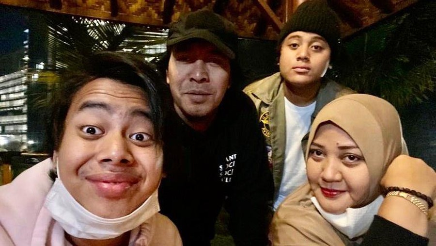 Komeng Bareng Istri dan Anak Komeng Bareng Istri dan Anak