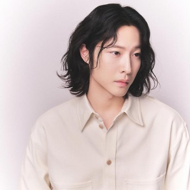 Lee Jong Won Tampil Spesial Jadi Artis Berkepribadian Ganda di Drakor 'You and Everything Else'