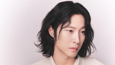 img-title Lee Jong Won Tampil Spesial Jadi Artis Berkepribadian Ganda di Drakor 'You and Everything Else'