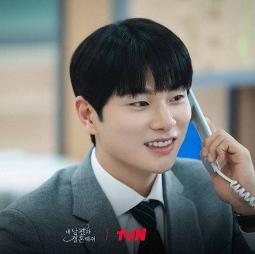 Pamer Buku Yasin Park Min Hwan & Lagu Opick, Unggahan Lee Yi Kyung Jadi Sorotan