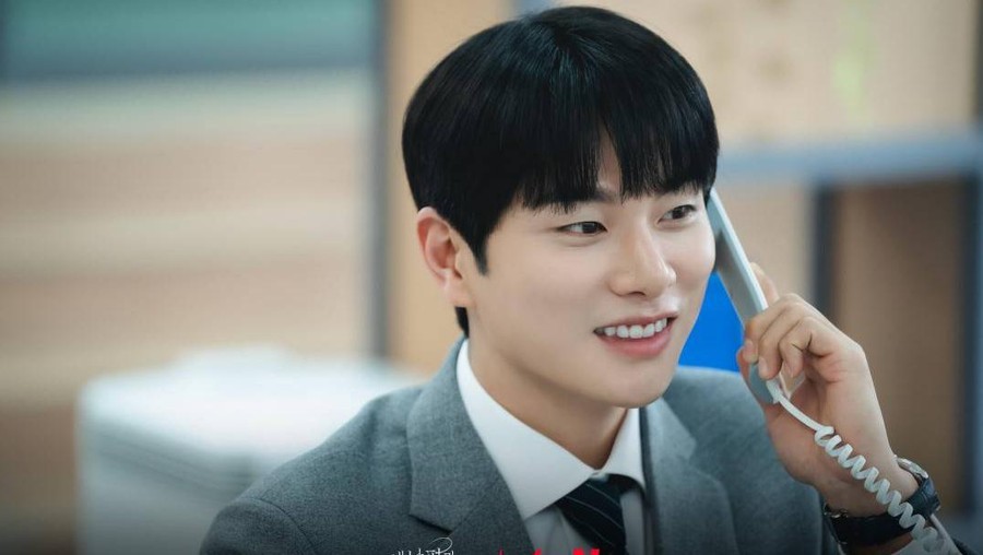 Lee Yi Kyung membagikan ulang editan fotonya jadi buku yasin dari penonton drama Korea Marry My Husband