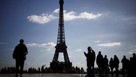 Usai 6 Hari Ditutup, Menara Eiffel Kini Dibuka Kembali