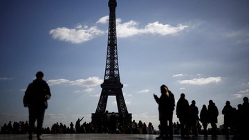 Menara Eiffel Tersambar Petir saat Badai Mengamuk di Paris