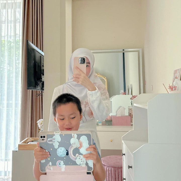 <p>Meski sedang fokus kepada kehamilan keduanya, Larissa tetap meluangkan waktu untuk bermain bersama Yusuf. Baginya Yusuf adalah sumber kebahagian dan kekuatannya selama masa-masa sulit kemarin. (Foto; Instagram: @larissachou)</p>