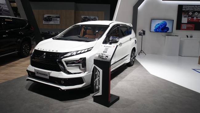 Berbagai model low MPV bersaing harga di IIMS 2024.