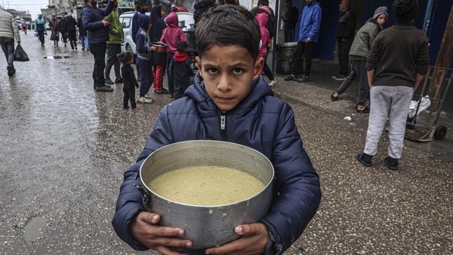 Warga Jalur Gaza Palestina secara resmi memasuki fase pertama kelaparan (famine) buntut blokade Israel terhadap bantuan kemanusiaan di wilayah kantong tersebut.