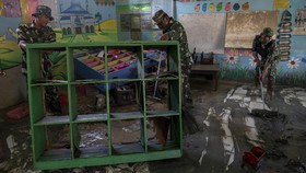 FOTO: Bersih-bersih Fasilitas Umum Pascabanjir 13 Hari Merendam Demak
