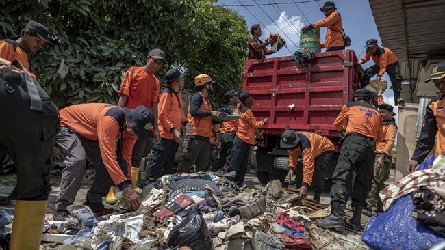 FOTO: Bersih-bersih Fasilitas Umum Pascabanjir 13 Hari Merendam Demak