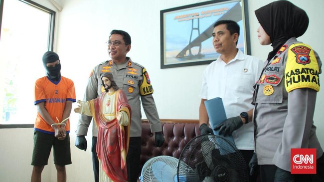 Saat ini, polisi telah menangkap pelaku yang mencuri patung Yesus dan Bunda Maria di sebuah Gereja di Bangkalan, Jawa Timur.
