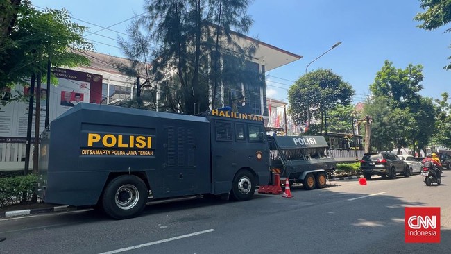Polisi meningkatkan pengamanan di kantor KPU Jawa Tengah untuk mengantisipasi jika ada demonstrasi massa.