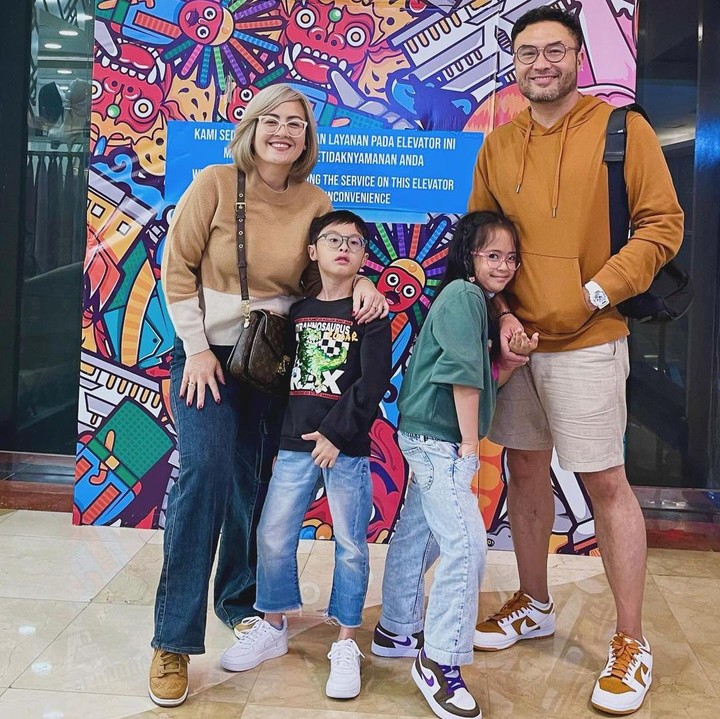 <p>Cynthia Lamusu dan Surya Saputra dikaruniai anak kembar laki-laki dan perempuan pada tahun 2016 yang bernama Ataya Tatjana Aisyah dan Atharva Bimasena Saputra. Keduanya kini beranjak besar dan memiliki gaya yang <em>fashionable</em>, <em>lho</em>. "Meskipun tema warna baju kurang mendukung karena ga pakai warna merah. Tidak mengurangi rasa hormat kami utk Teman teman semua yang sedang merayakannya. <em>@keluargasuryacynthia</em> mengucapkan <em>GONG XI FA CAI</em>," papar Cynthia Lamusu saat merayakan Imlek. (Foto: Instagram: @cynthia_lamusu)</p>