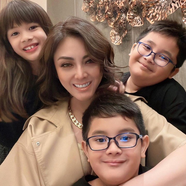 <p>Ketika masih menjadi istri Jonathan Frizzy, Dhena Devanka dikaruniai anak kembar laki-laki dan perempuan yang diberi nama Zac dan Zoe, Bunda. Kini, keduanya sudah berusia 9 tahun, lho. "Tiada kata yang bisa menggambarkan betapa bersyukurnya aku sebagai Ibu mereka, dan keluargaku yang selalu mendukungku dalam segala hal," tutur Dhena pada laman Instagram-nya. (Foto: Instagram: @dhenaaldhaliadevanka)</p>