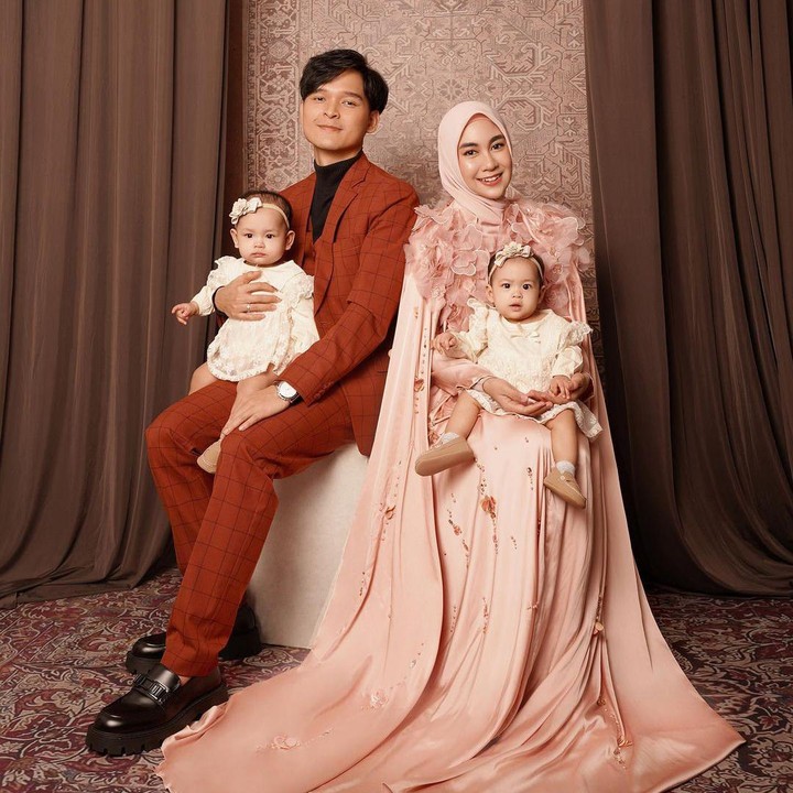 <p>Anisa Rahma dikaruniai anak kembar perempuan melalui program bayi tabung yang lahir pada 13 Oktober 2022. Kedua bayi cantik ini pun diberi nama Alsha dan Alma. "Cinta sebuah keluarga adalah anugerah terbesar dalam hidup," ungkapnya seraya mengunggah potret keluarga. (Foto: Instagram: @anisarahma_12)</p>
